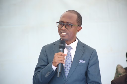 Wano Owek. Joseph Kawuki yabadde mu Ssaza ly’e Singo